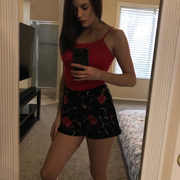 ‼️(3 FOR $20!) Mid Waist Vintage Floral Shorts - Picture 2 of 2